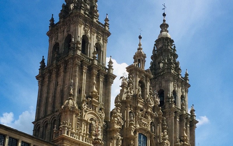 What is the origin of the Camino de Santiago?