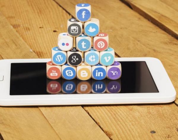 How to know if your partner is cheating on you on social networks - Suspicious tags and mentions