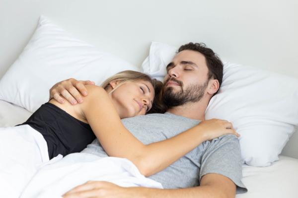 Sleeping postures as a couple and their meaning - Head on your chest 