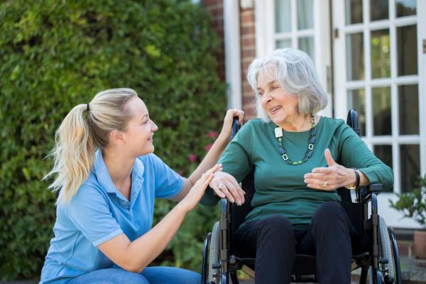 How to calm a person with senile dementia - Stand at the same height to talk to them