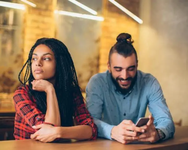 My partner hides from me that he is talking to his friend, what do I do? - What happens if my partner hides from me that he is talking to his friend? 