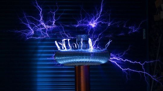 The 2 Types of Electricity (explained)