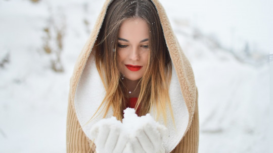 girl couple snow