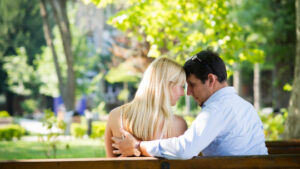 How to Differentiate Between Love and Friendship: 4 Tips