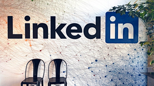 ​10 Tips and Tricks to Boost Your Linkedin Profile