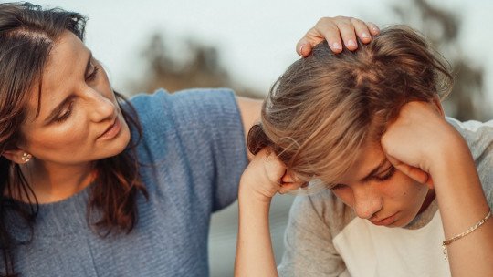 How to deal with excessive shyness in young people: parenting strategies