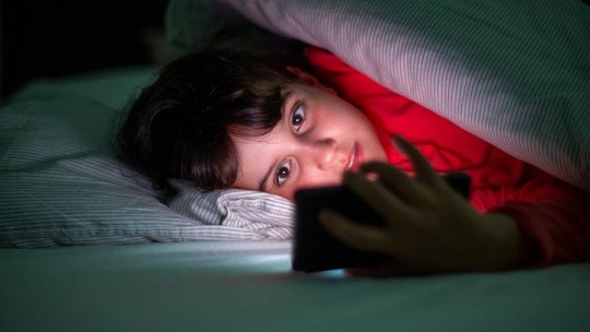 Is it bad to use your smartphone before going to sleep as a child?