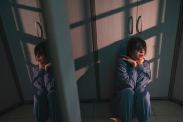 How to treat someone with paranoid ideas?