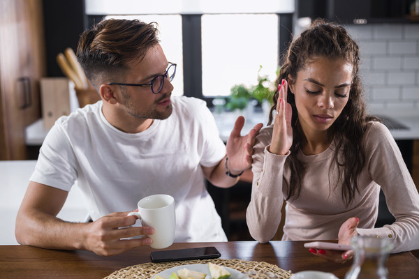 6 Signs That Your Partner is Manipulating You: What to