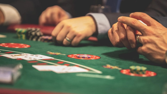 How do I know if I have a gambling addiction problem?