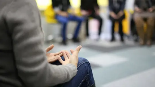 How to choose between group or individual therapy