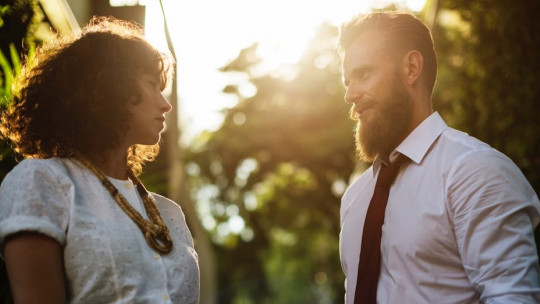 Man and woman talking in a bar.