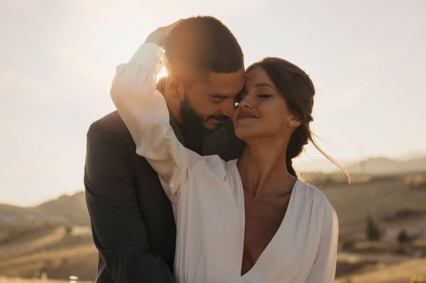 If you want two people, keep the second: what's true? - Is it true that if you love two people it is better to stay with the second?