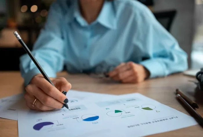 Prospect Theory: Loss Aversion, Framing Effects, and Risk Assessment