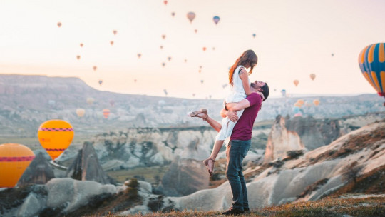 The 8 Characteristics of Falling in Love (and How They