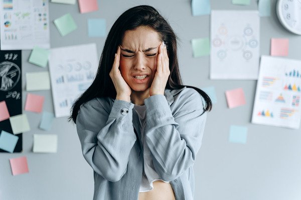 What Are the Consequences of Chronic Stress? 7 Symptoms to