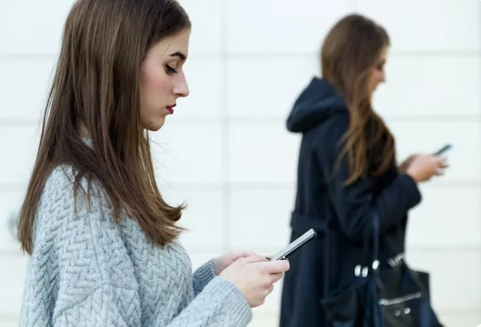When and how should you distance yourself from a fake friend?