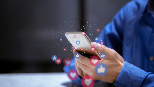 positive-negative-impact-social-media-mental-health