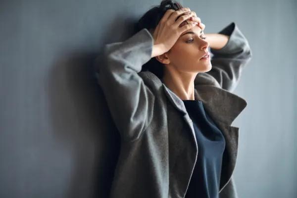 What is work anxiety and how to manage it - Symptoms of work anxiety 