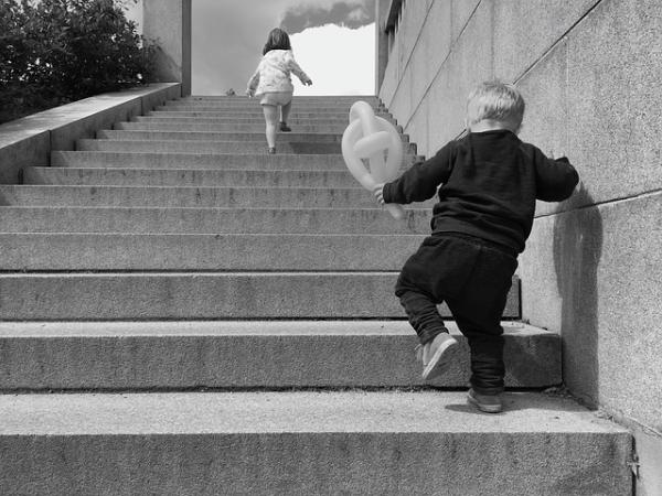 What does it mean to dream about climbing stairs - Meaning of dreaming about running up stairs