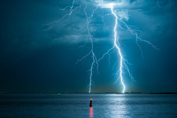 Astraphobia: what it is, causes, symptoms and treatment