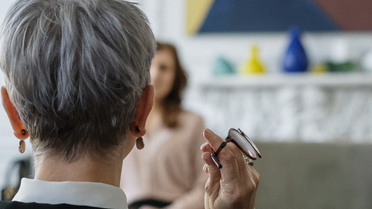 What therapy should a psychologist use to treat depression