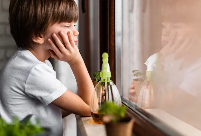 What are the common symptoms of fear of growing up in children?