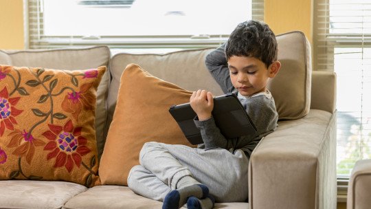 Screen use affects childhood vocabulary development